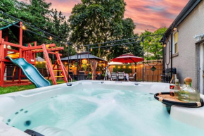 Resort-like 4BR 3BA near Downtown, Four seasons Hot Tub, Gym, King Bed